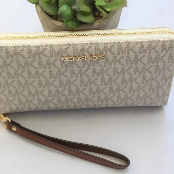 COPY - NWT MICHAEL KORS Jet Set Large Travel Wallet Vanilla Color - Picture 2 of 5
